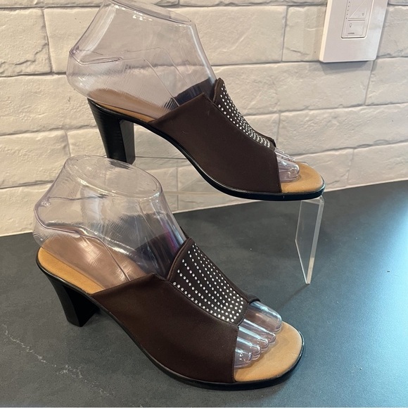 Onex sz 6 brown stretchy mules with crystal bling design - Picture 4 of 16
